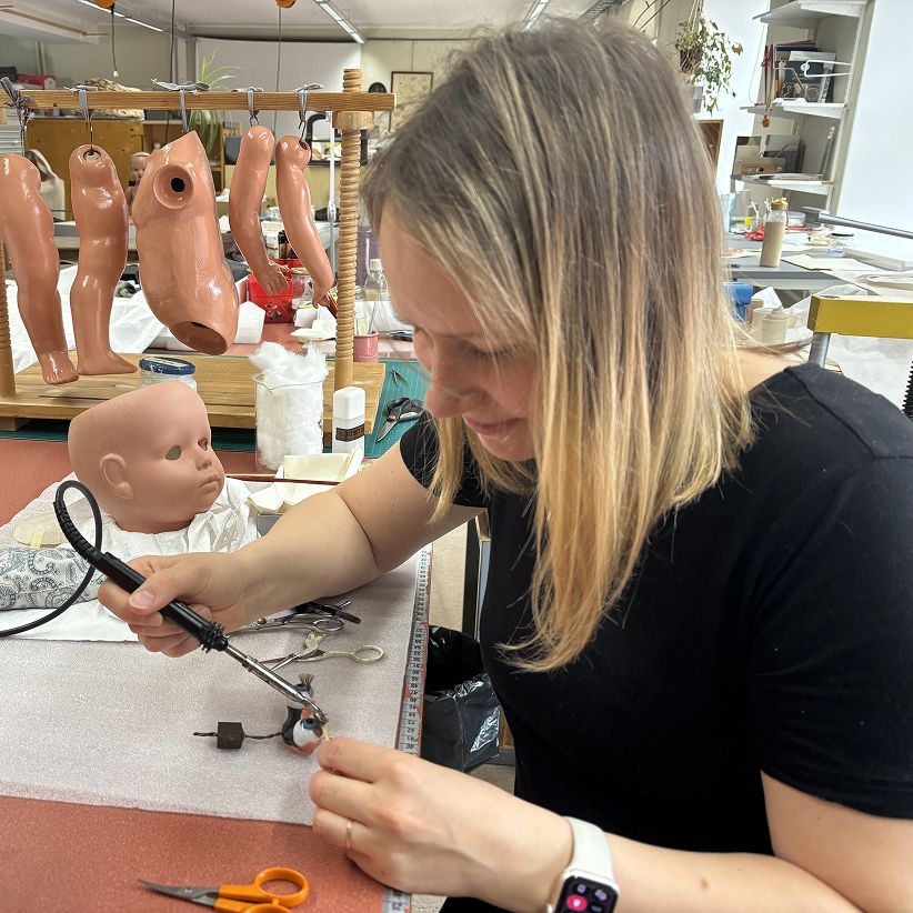 Erialaspetsialist Helen Rebane töö juures